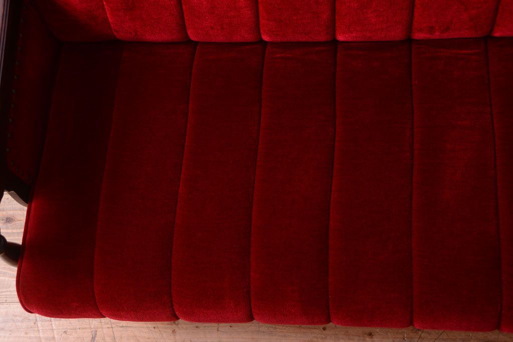 ヴィンテージ家具　ビンテージ　上品なデザイン!赤色布地の高級ソファ