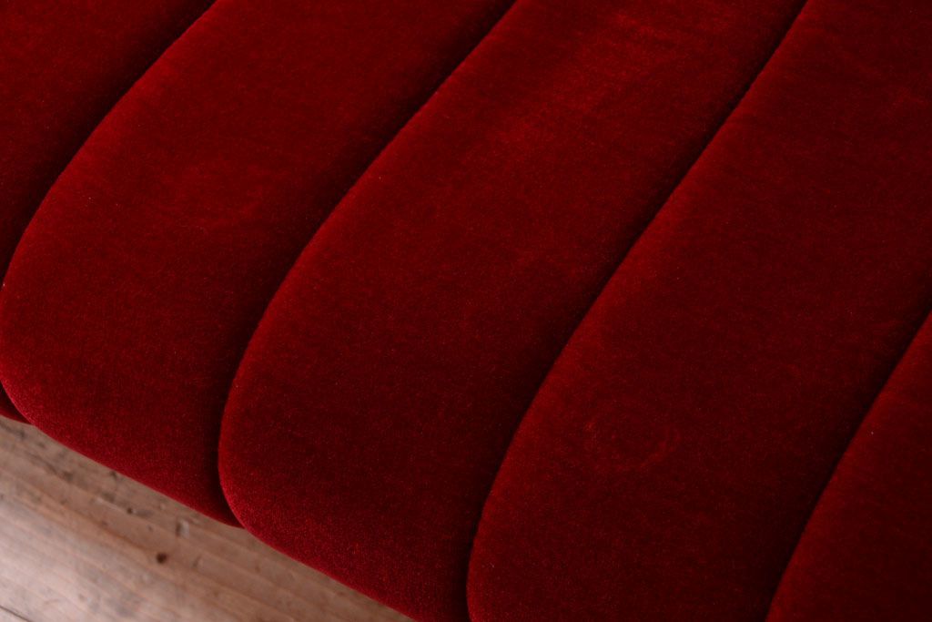 ヴィンテージ家具　ビンテージ　上品なデザイン!赤色布地の高級ソファ