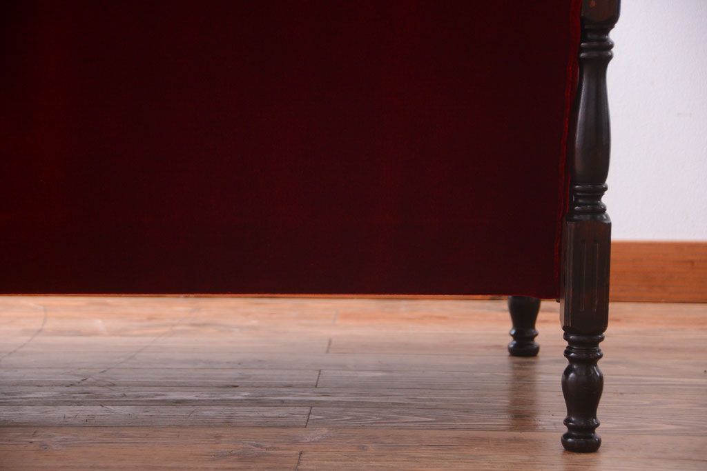 ヴィンテージ家具　ビンテージ　上品なデザイン!赤色布地の高級ソファ