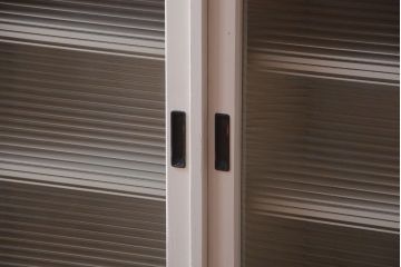 アンティーク家具　ペイント　モールガラス入り!4枚扉のカウンターテーブル