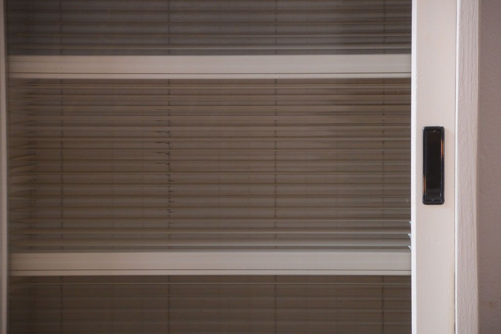 アンティーク家具　ペイント　モールガラス入り!4枚扉のカウンターテーブル