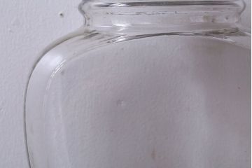 アンティーク雑貨　昭和レトロ　蓋付き!アンティークのガラス瓶(ビン)(1)