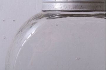 アンティーク雑貨　昭和レトロ　蓋付き!アンティークのガラス瓶(ビン)(2)