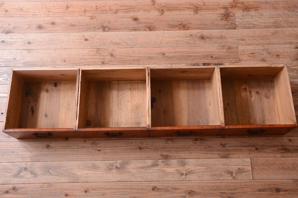 アンティーク家具　和製アンティーク　大正　4枚引き戸の檜材製重ね収納棚(戸棚)