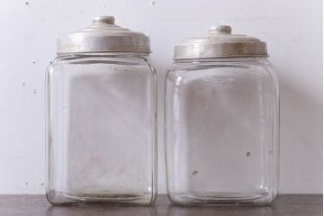 アンティーク雑貨　昭和レトロ　蓋付き!アンティークのガラス瓶(ビン)2個セット
