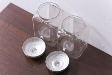 アンティーク雑貨　昭和レトロ　蓋付き!アンティークのガラス瓶(ビン)2個セット