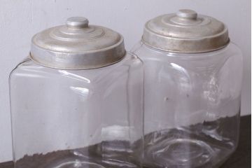 アンティーク雑貨　昭和レトロ　蓋付き!アンティークのガラス瓶(ビン)2個セット