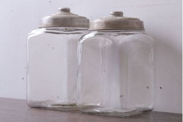 アンティーク雑貨　昭和レトロ　蓋付き!アンティークのガラス瓶(ビン)2個セット