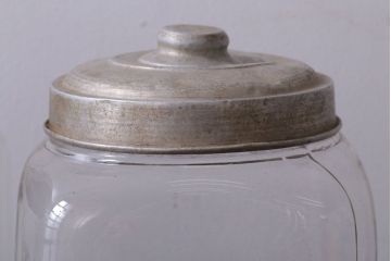 アンティーク雑貨　昭和レトロ　蓋付き!アンティークのガラス瓶(ビン)2個セット