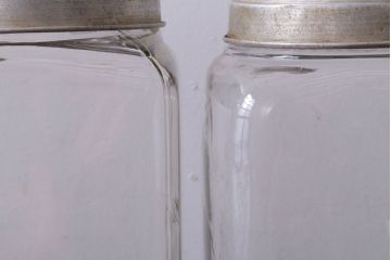 アンティーク雑貨　昭和レトロ　蓋付き!アンティークのガラス瓶(ビン)2個セット