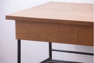 ヴィンテージ家具　ビンテージ　天板・引き出し前板オーク材の古い鉄脚テーブル(平机)