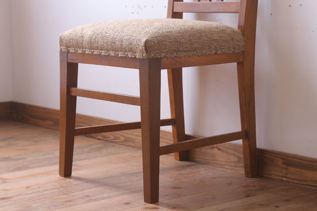 レトロ家具　和製アンティーク　ナラ材製のレトロなシンプルチェア