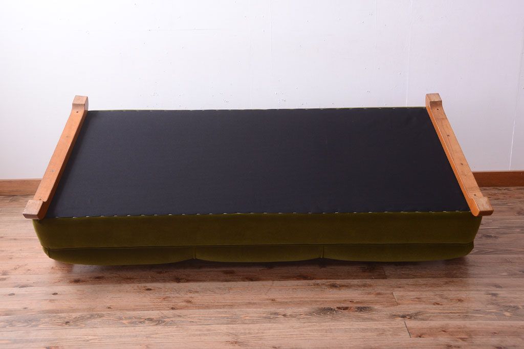 レトロ家具　和製アンティーク　大振りでレトロな3人掛けアームソファ