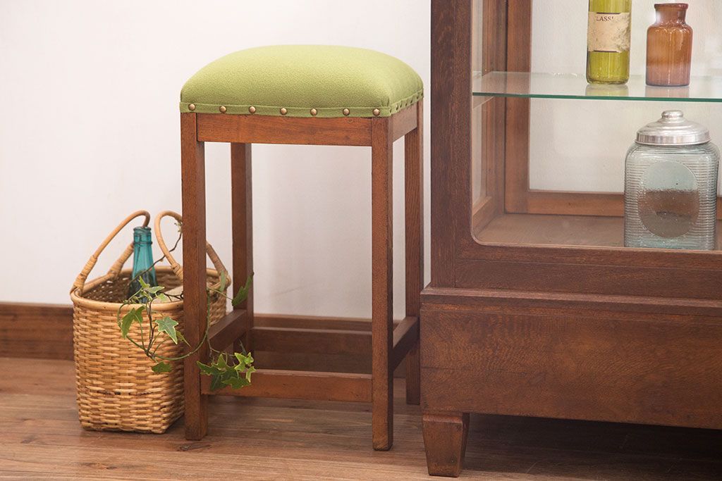 レトロ家具　アンティーク　ナラ材製のレトロなクッション座面角スツール