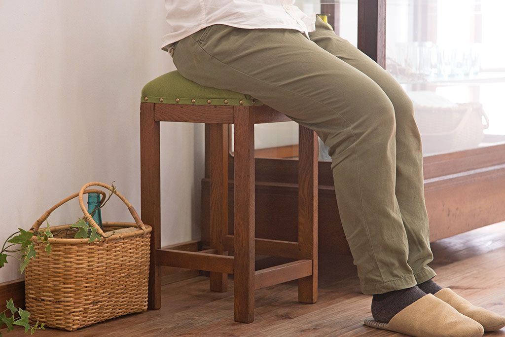 レトロ家具　アンティーク　ナラ材製のレトロなクッション座面角スツール