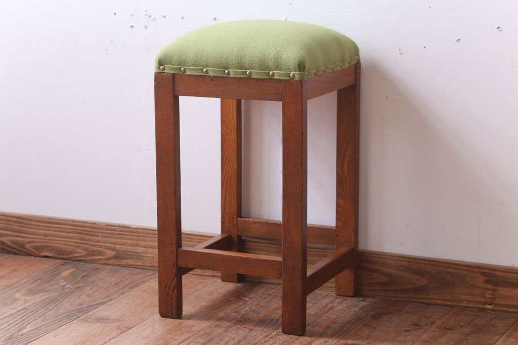 レトロ家具　アンティーク　ナラ材製のレトロなクッション座面角スツール