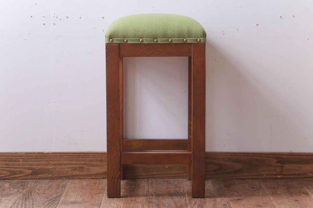 レトロ家具　アンティーク　ナラ材製のレトロなクッション座面角スツール