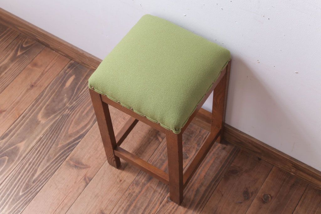 レトロ家具　アンティーク　ナラ材製のレトロなクッション座面角スツール