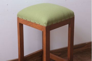レトロ家具　アンティーク　ナラ材製のレトロなクッション座面角スツール