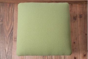 レトロ家具　アンティーク　ナラ材製のレトロなクッション座面角スツール