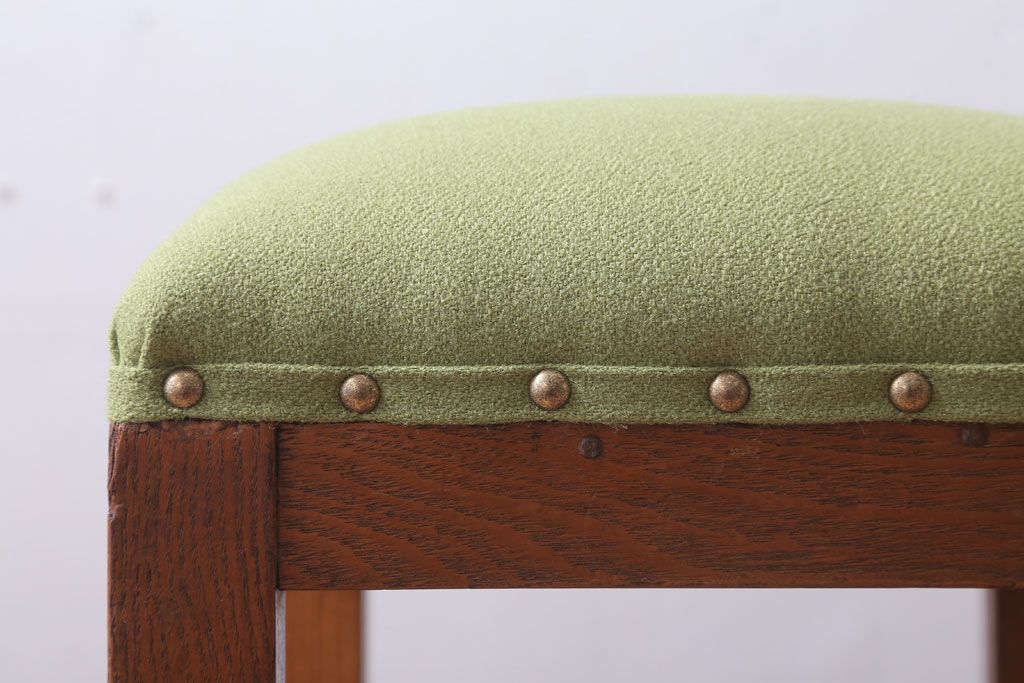 レトロ家具　アンティーク　ナラ材製のレトロなクッション座面角スツール