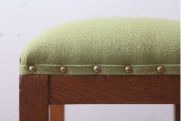 レトロ家具　アンティーク　ナラ材製のレトロなクッション座面角スツール