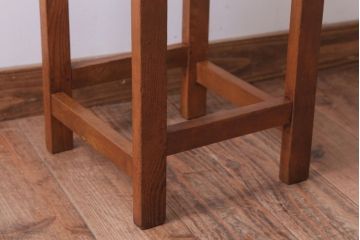 レトロ家具　アンティーク　ナラ材製のレトロなクッション座面角スツール