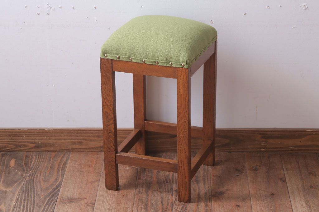 レトロ家具　アンティーク　ナラ材製のレトロなクッション座面角スツール