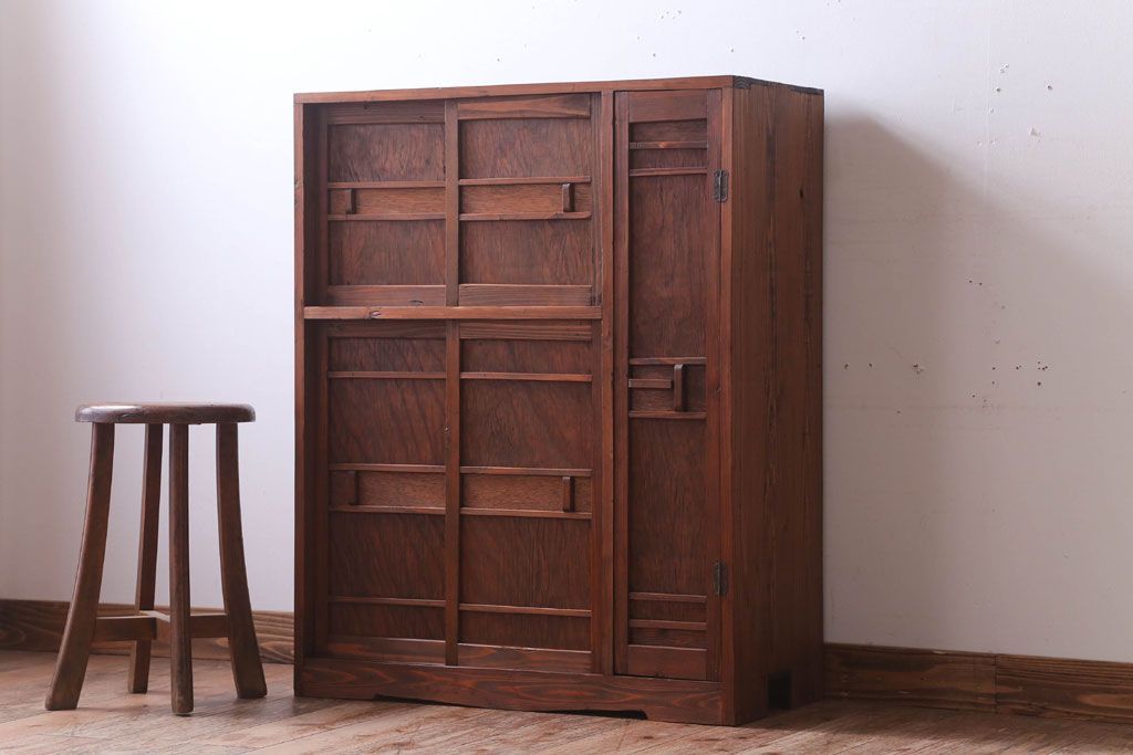 レトロ家具　昭和レトロ　古い木製の収納棚(下駄箱)(2)