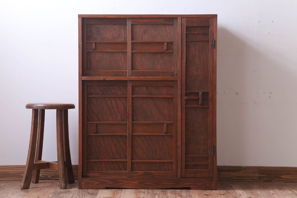 レトロ家具　昭和レトロ　古い木製の収納棚(下駄箱)(2)