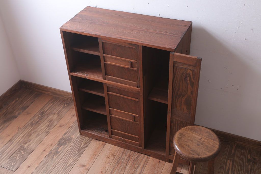 レトロ家具　昭和レトロ　古い木製の収納棚(下駄箱)(2)
