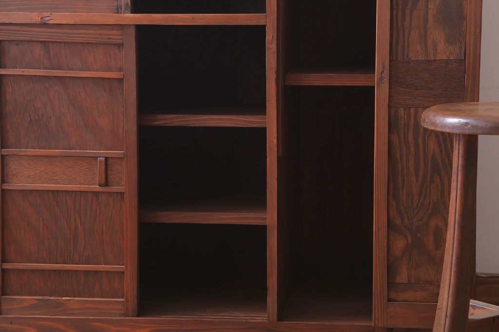 レトロ家具　昭和レトロ　古い木製の収納棚(下駄箱)(2)