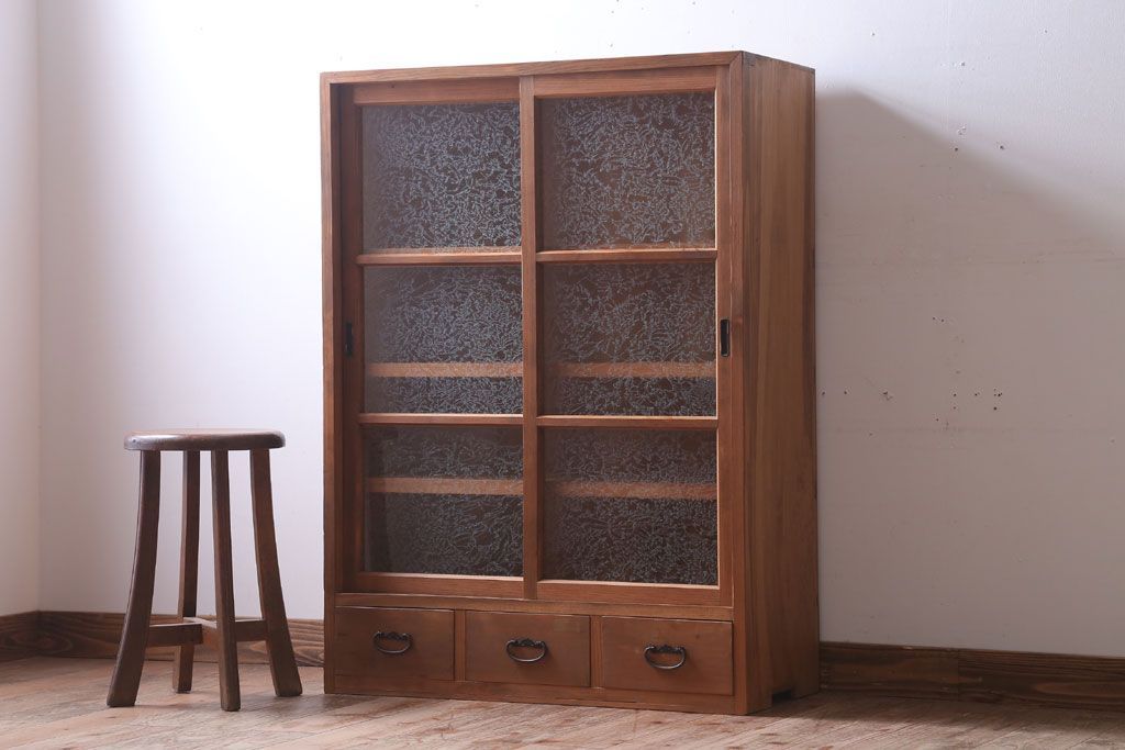 アンティーク家具　和製アンティーク　結霜ガラス入りの木味収納棚(戸棚)