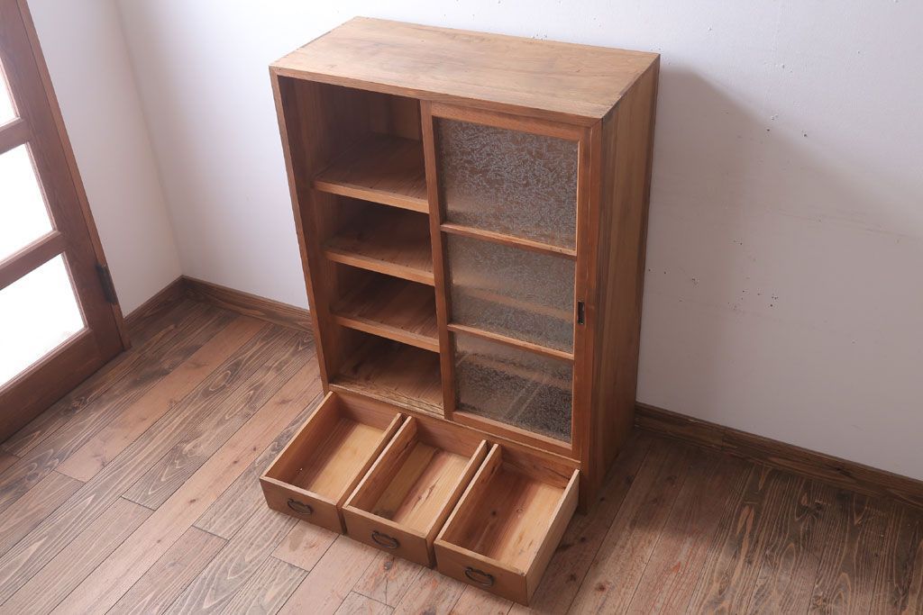 アンティーク家具　和製アンティーク　結霜ガラス入りの木味収納棚(戸棚)