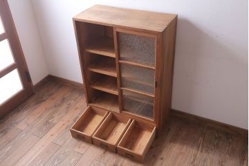 アンティーク家具　和製アンティーク　結霜ガラス入りの木味収納棚(戸棚)