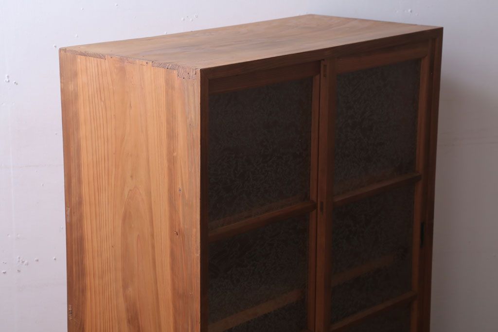 アンティーク家具　和製アンティーク　結霜ガラス入りの木味収納棚(戸棚)