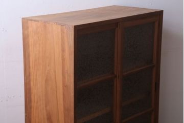 アンティーク家具　和製アンティーク　結霜ガラス入りの木味収納棚(戸棚)