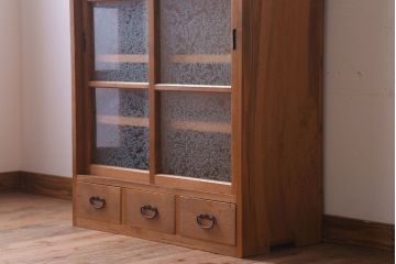 アンティーク家具　和製アンティーク　結霜ガラス入りの木味収納棚(戸棚)