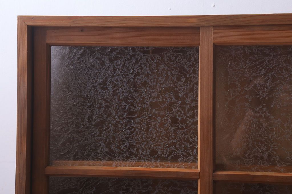 アンティーク家具　和製アンティーク　結霜ガラス入りの木味収納棚(戸棚)