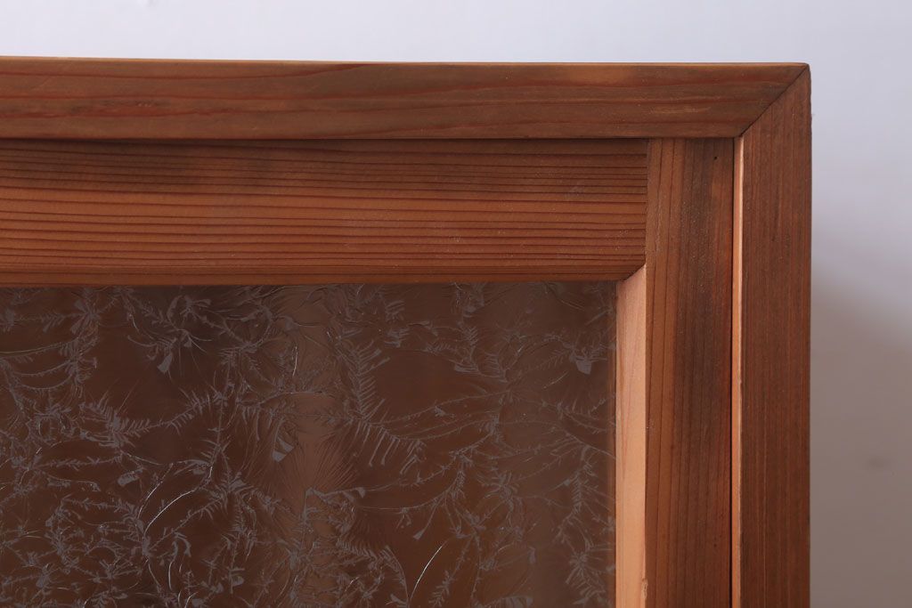 アンティーク家具　和製アンティーク　結霜ガラス入りの木味収納棚(戸棚)