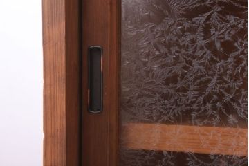 アンティーク家具　和製アンティーク　結霜ガラス入りの木味収納棚(戸棚)