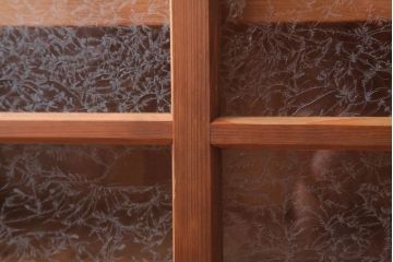 アンティーク家具　和製アンティーク　結霜ガラス入りの木味収納棚(戸棚)