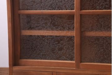 アンティーク家具　和製アンティーク　結霜ガラス入りの木味収納棚(戸棚)