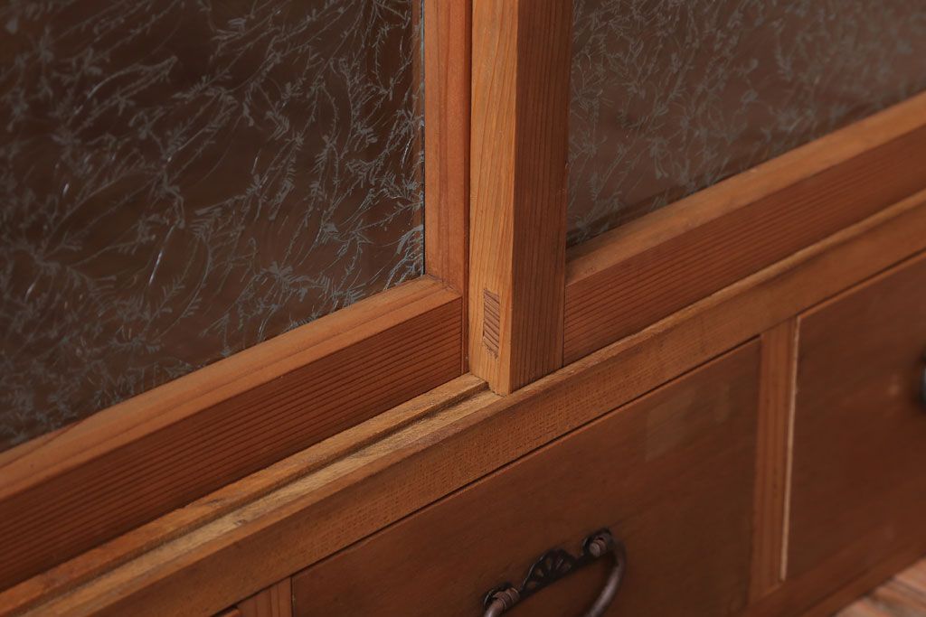 アンティーク家具　和製アンティーク　結霜ガラス入りの木味収納棚(戸棚)