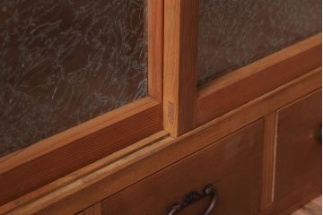 アンティーク家具　和製アンティーク　結霜ガラス入りの木味収納棚(戸棚)