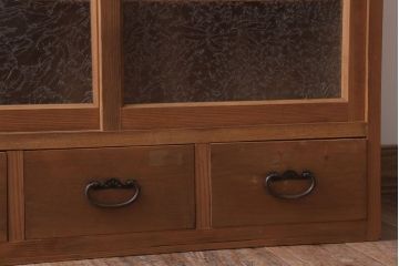 アンティーク家具　和製アンティーク　結霜ガラス入りの木味収納棚(戸棚)