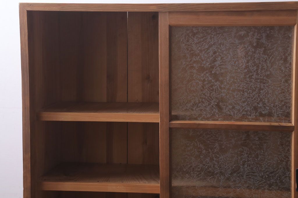 アンティーク家具　和製アンティーク　結霜ガラス入りの木味収納棚(戸棚)