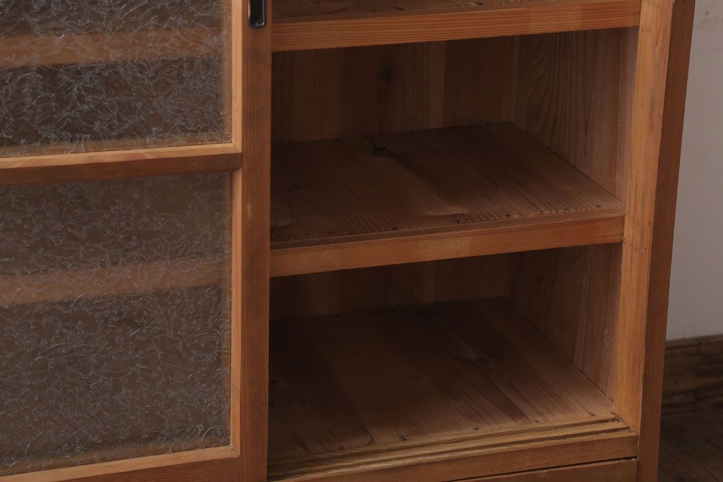 アンティーク家具　和製アンティーク　結霜ガラス入りの木味収納棚(戸棚)