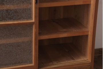 アンティーク家具　和製アンティーク　結霜ガラス入りの木味収納棚(戸棚)