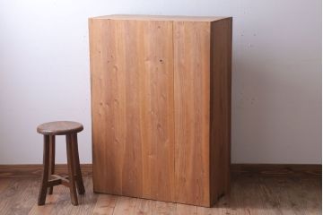 アンティーク家具　和製アンティーク　結霜ガラス入りの木味収納棚(戸棚)